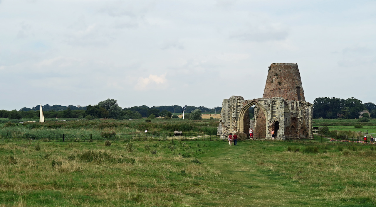 Blick über das Klostergelände von der Kirche zum Torhaus