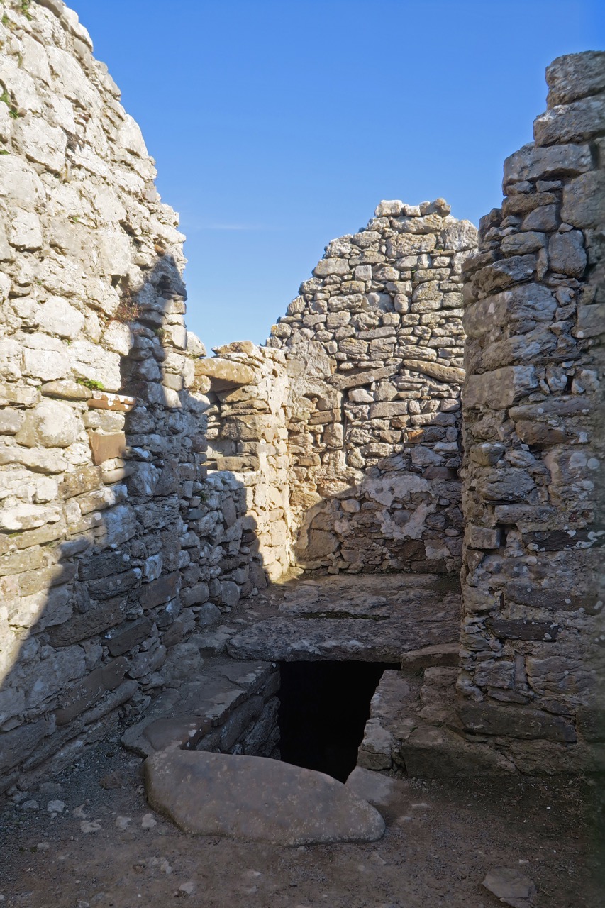 Side chapel with access to burial vault (16th cent.)