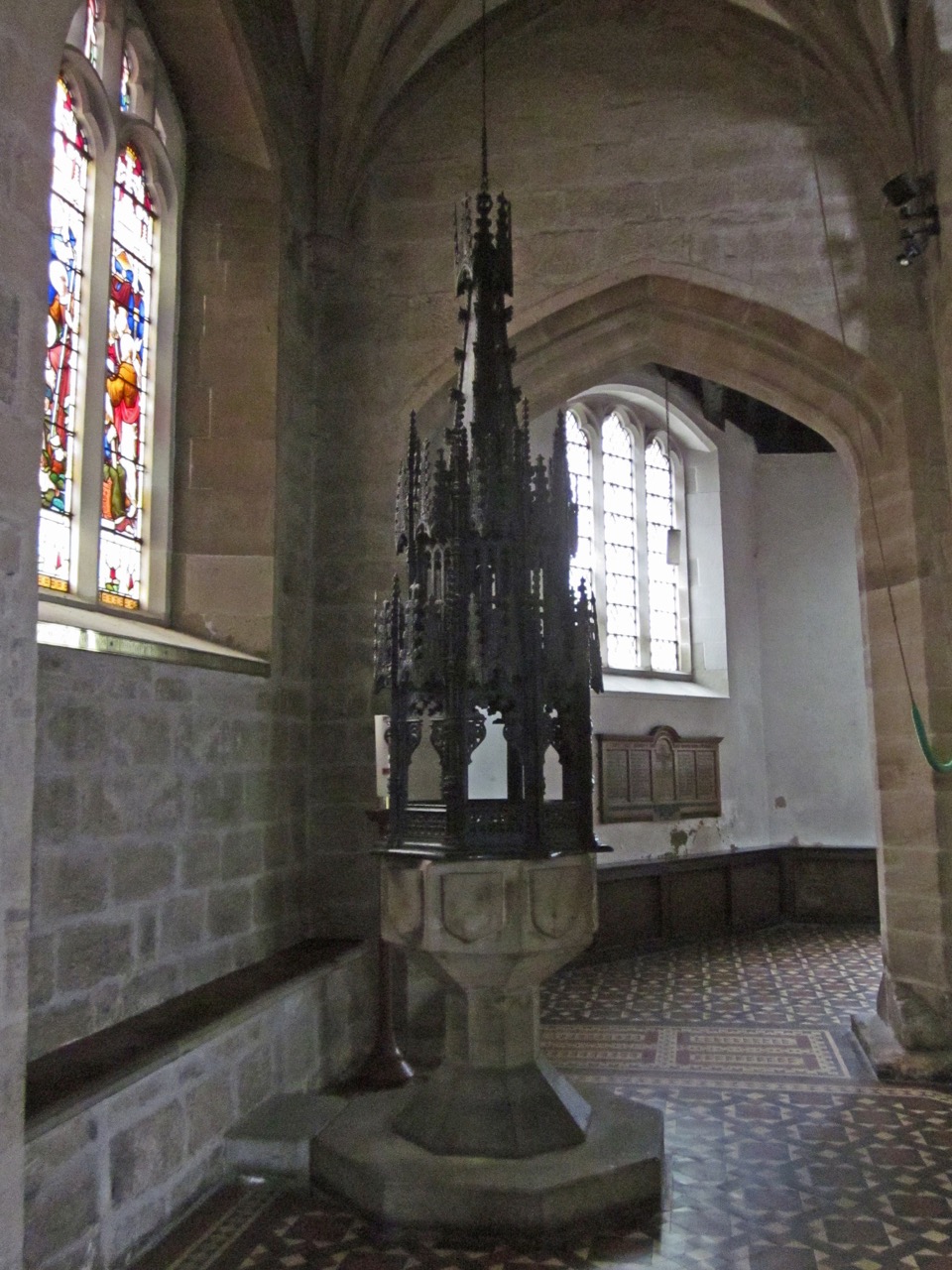 Font with font cover (1520)