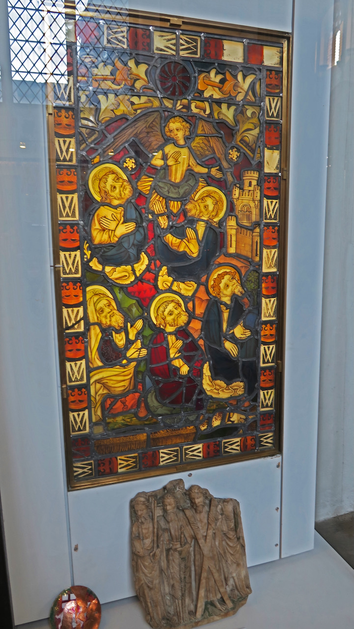 Buntglasfenster (15. Jh., ursprünglich Teil des Chorfensters, jetzt in der St.-Nikolaus-Kapelle ausgestellt)